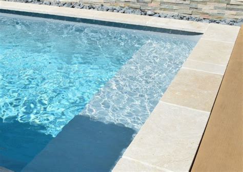 Comparaison des matériaux de margelles de piscine