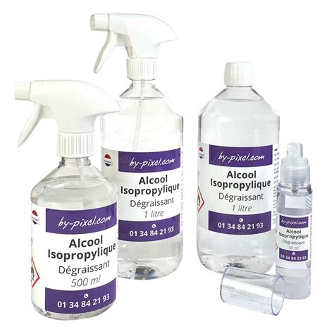 Application d'alcool isopropylique sur une surface plastique