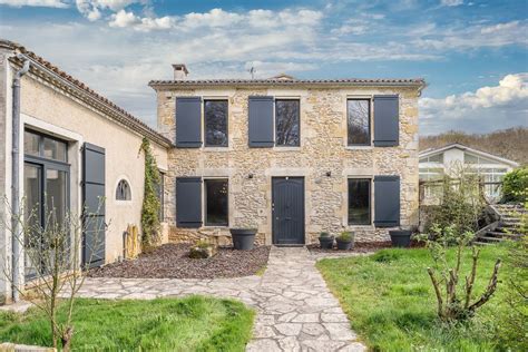 Maison ancienne en pierre avec façade typique