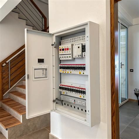 Tableau électrique moderne installé dans une maison ancienne