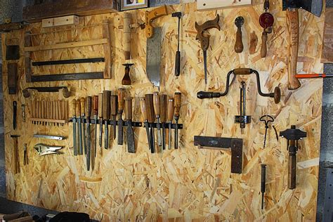 Atelier d'ébénisterie avec outils traditionnels