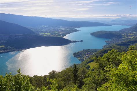 Vue panoramique d'Annecy avec le lac et les montagnes