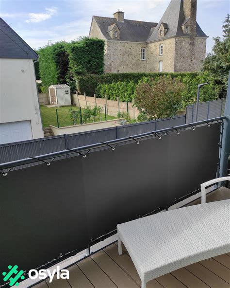 Vue d'une terrasse avec un brise-vue en polyéthylène gris