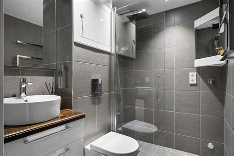 Conception de salle de bain moderne avec douche, lavabo et WC intégrés