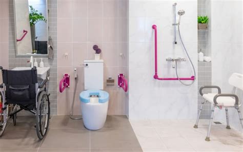 Salle de bain adaptée avec douche accessible