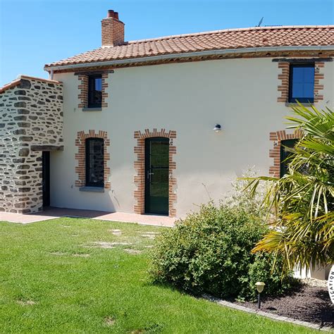 Façade de maison rénovée avec un nouvel enduit