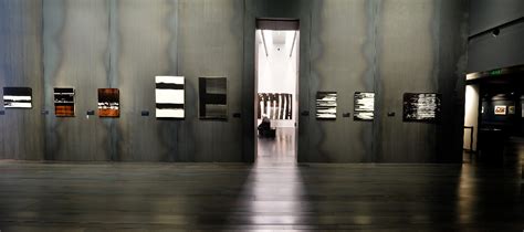 Vue intérieure du Musée Soulages, mettant en valeur l'utilisation de l'acier
