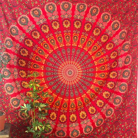 Tenture murale en tissu aux motifs floraux