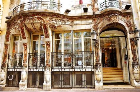 Façade Art Nouveau avec décorations en céramique colorée