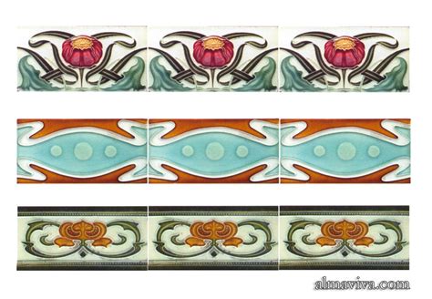 Frise Art Nouveau avec motifs floraux en céramique