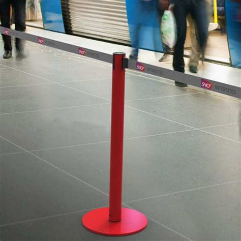 Comparaison visuelle entre poteaux à cordon et poteaux à sangle rétractable.