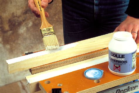 Application de colle sur bois