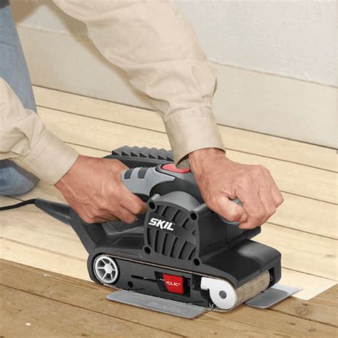 Ponceuse delta Skil en action sur un coin de meuble