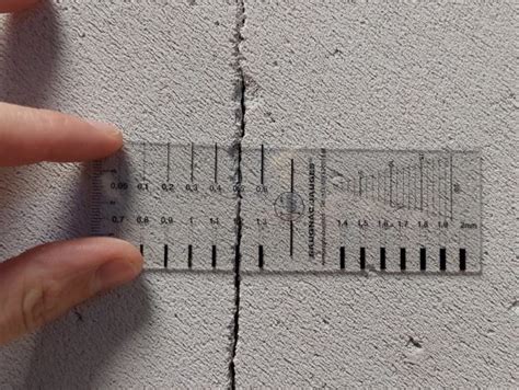 Outil de mesure de fissure sur mur en parpaing