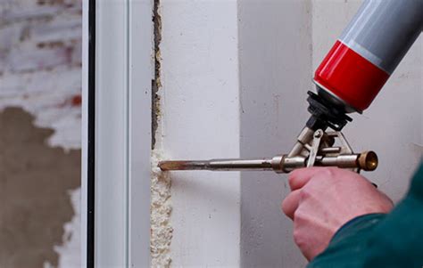 Fenêtre avec mousse polyuréthane exposée aux intempéries
