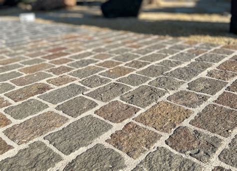 Pavés en porphyre de différentes couleurs