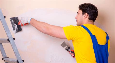 Préparation d'un mur avant peinture
