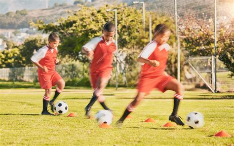 Joueurs de football s'entraînant sur un terrain