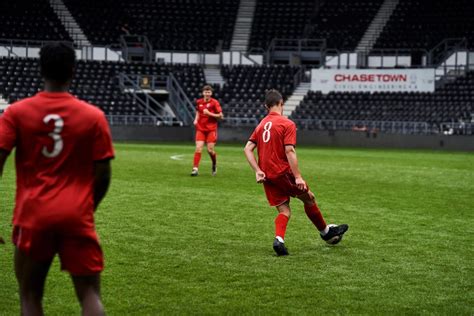 Joueurs de football effectuant une passe en une touche
