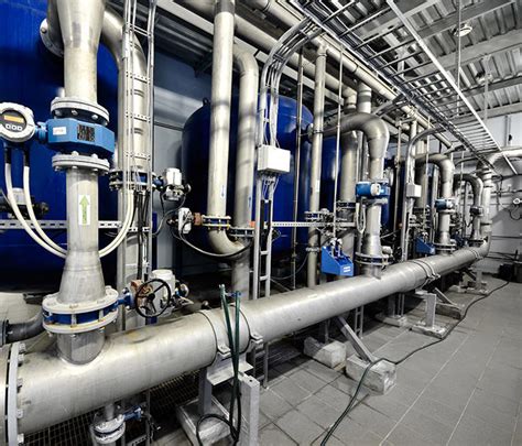 Usine industrielle avec tuyauterie et isolation