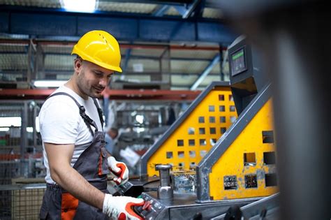 Ouvrier travaillant sur une pièce de chaudronnerie