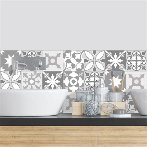 Exemple de crédence adhésive style carreau de ciment gris