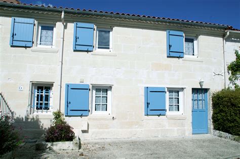 Maison ancienne rénovée avec volets bleus dans l'Yonne