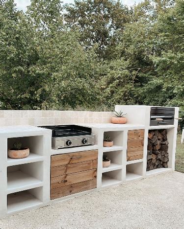 Cuisine extérieure aménagée avec des blocs de béton cellulaire et du bois