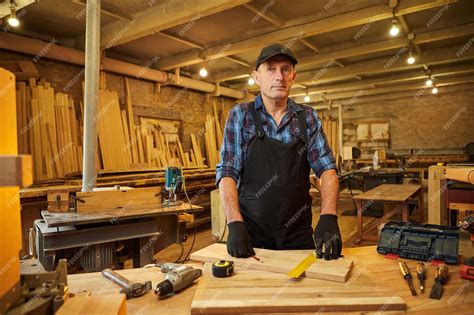 Artisan menuisier travaillant dans un atelier