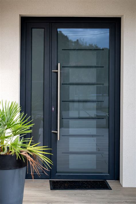 Exemple de porte d'entrée en aluminium design