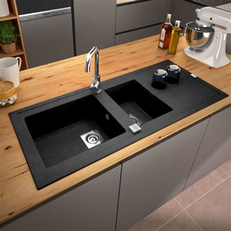 Cuisine moderne avec évier en résine noir