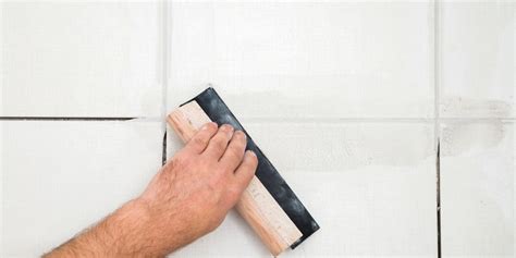 Application de joint époxy sur carrelage de douche