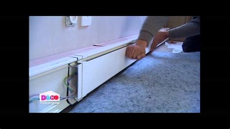 Plinthe chauffante installée le long d'un mur