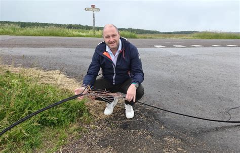 Câble téléphonique arraché d'un poteau