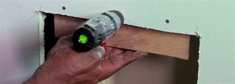 Placoplatre avec un trou à réparer