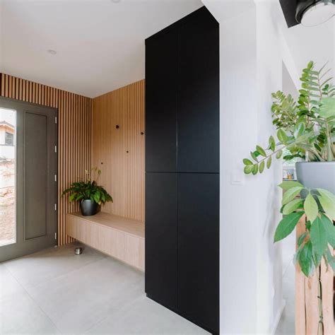 Entrée de maison épurée avec rangement à chaussures intégré