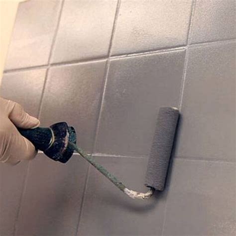 Application de peinture sur du carrelage
