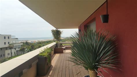 Exemple d'une grande terrasse avec vue mer pour un appartement