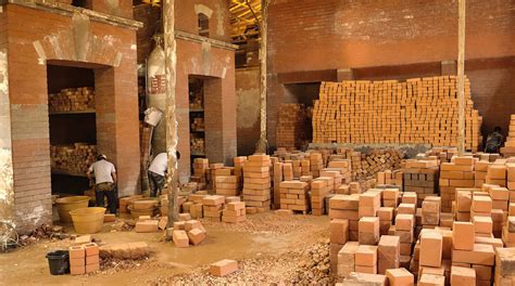 Moulage à la main de pièces en terre cuite