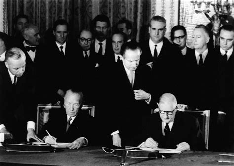 Signature du traité de collaboration franco-britannique pour le Concorde