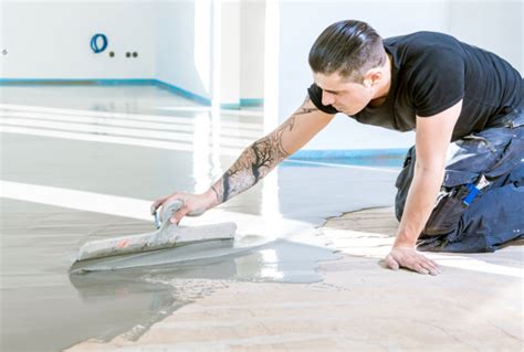 Application de ragréage autolissant sur un sol