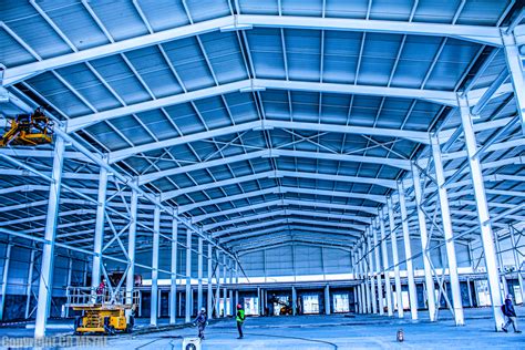 Construction d'une charpente métallique industrielle