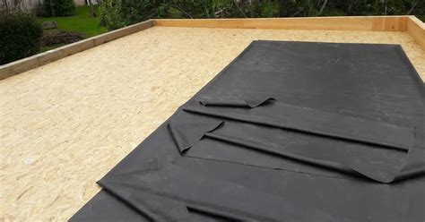 Détail de pose d'une membrane EPDM sur une toiture plate