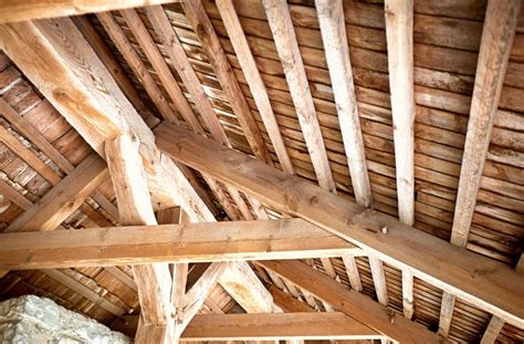 Structure d'une charpente en bois avant et après traitement