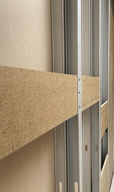 Exemple de renfort en bois inséré derrière une plaque de placo
