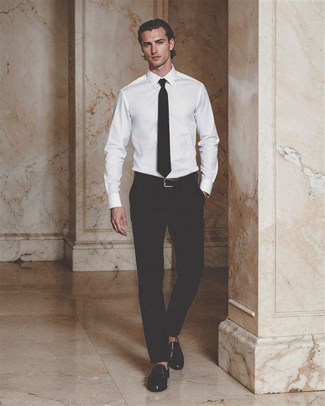 Illustration d'une chemise blanche homme classique avec un pantalon de costume