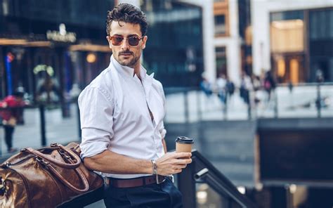 Infographie montrant différentes façons de porter une chemise blanche homme