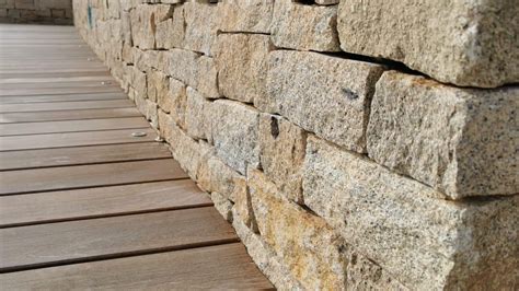 Moellons de granit posés en extérieur pour créer une allée