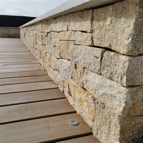 Vue rapprochée d'une allée en moellons de granit posés sur du sable