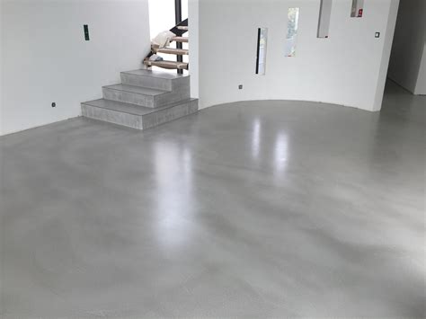 Détail d'une finition en béton ciré avec revêtement résine époxy